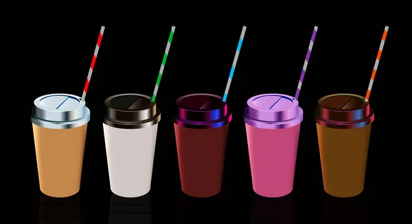 Kahve için çok renkli tek kullanımlık kağıt bardaklar. Arka planda plastik kapaklı..