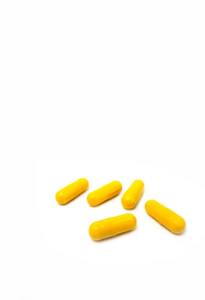Σύνθεση Χάπια Στο Τραπέζι Άλμα Των Ανοικτών Φαρμάκων Λευκό Φόντο — Φωτογραφία Αρχείου