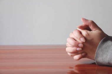 Kadın eli dua ederek daha iyi bir hayat diler. Boşluğu kopyala.