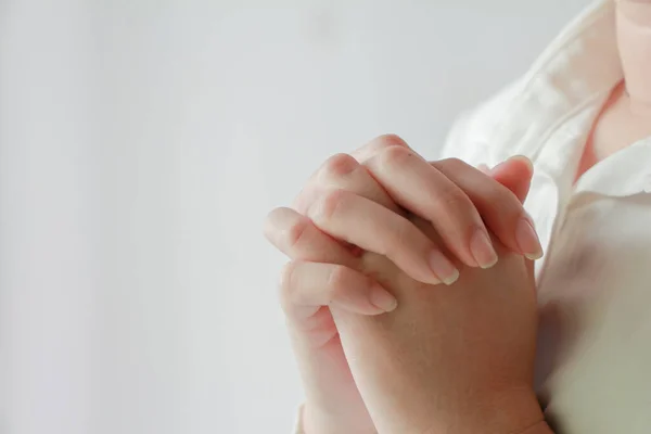 Kadın Eli Dua Ederek Daha Iyi Bir Hayat Diler Boşluğu — Stok fotoğraf