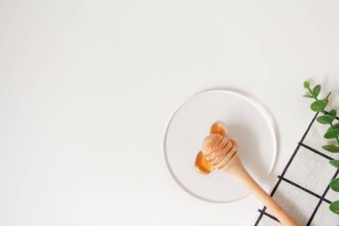 Bal kepçesi temiz akrilik kaşıkta.