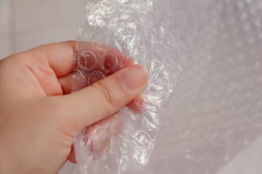 Kadınlar stresten kurtulmak için baloncuklu ambalaj ile oynarlar.