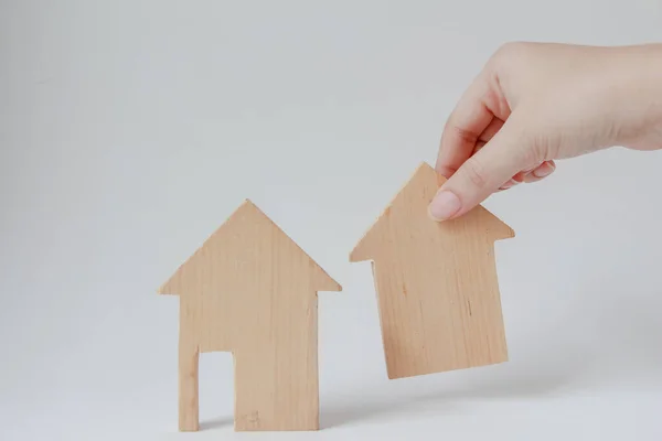 Giovane Donna Mano Tenendo Casa Legno Miniatura Modello Casa Scegliere — Foto Stock