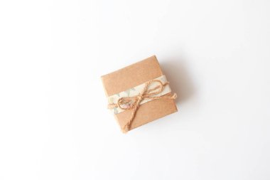 Beyaz arka planda kahverengi kağıt hediye kutusu. Boşluğu kopyala, üst görünüm.