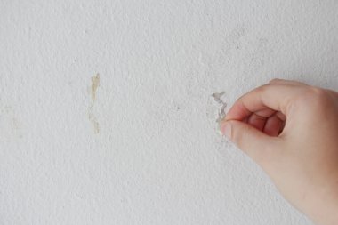 Yapışkan tutkal ve bant eski beton duvarda kalmış..