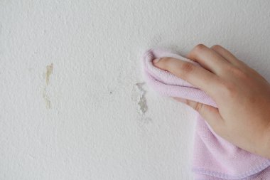 Yapışkan tutkal ve bant eski beton duvarda kalmış..