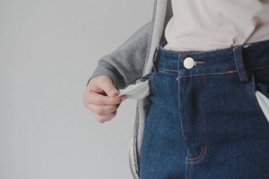 Cebini kapatarak parası olmadığını gösteren bir kadın..