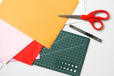 Masada makas olan kağıt renginin üst görünümü.