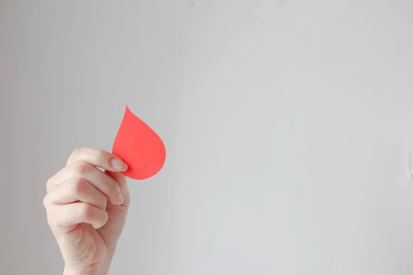 Mano Sosteniendo Forma Sangre Hecha Papel Sobre Fondo Blanco Espacio —  Fotos de Stock