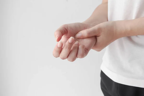 Jovem Mulher Sofrendo Dor Nas Mãos Massageando Suas Mãos Dolorosas — Fotografia de Stock