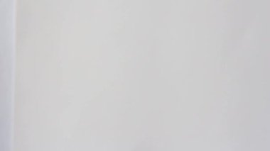 Bir elinde işaret diliyle iki parmağını kaldıran bir kadın. Şans dileyin..