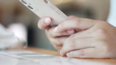 Akıllı telefon kullanan genç bir kadın..