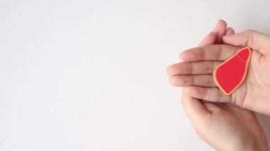 Beyaz arkaplan, kopyalama alanı, üst görünüm üzerindeki kağıttan elde tutulan karaciğer şekli.