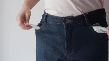 Cebini kapatarak parası olmadığını gösteren bir kadın..