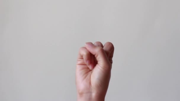 女性の手の約束サイン 手は白い背景に小さな指で拳できれいに — ストック動画