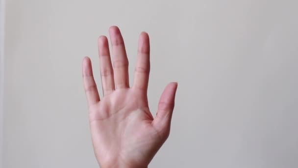 Mulher Levantando Mão Com Palma Cinco Dedos Dizer Adeus — Vídeo de Stock