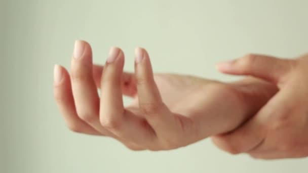 Θηλυκά Χέρια Που Κρατούν Τον Επώδυνο Καρπό Της Που Προκαλείται — Αρχείο Βίντεο