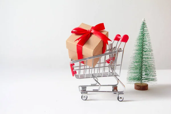 Caja Regalo Con Carrito Compras Miniatura Sobre Fondo Blanco —  Fotos de Stock