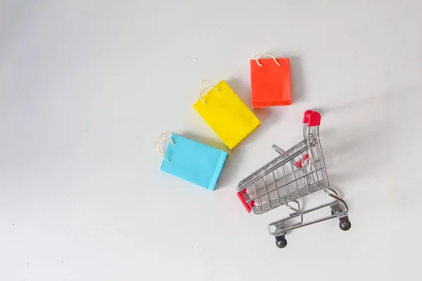 Papiertüten Auf Miniatur Warenkorb Auf Weißem Hintergrund Online Shop Commerce — Stockfoto