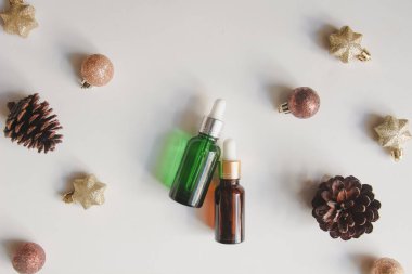 Beyaz arka planda yüz kremi ya da serum ambalajı. Cilt konsepti için güzellik kozmetik ürünü. Sonbahar ve kış. Üst Manzara. Düz yatıyordu.