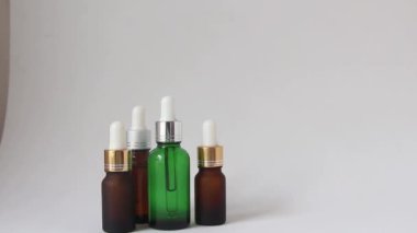 Beyaz arka planda yüz kremi ya da serum ambalajı tutan kadın elleri. Cilt bakımı için güzellik kozmetik ürünü.