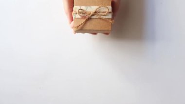 Beyaz arka planda hediye kutusunu tutan kadın. Üst Manzara. düz yat