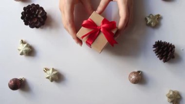 Beyaz arka planda noel süsü olan hediye kutusu. Üst Manzara. düz yat