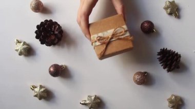 Beyaz arka planda noel süsü olan hediye kutusu. Üst Manzara. düz yat
