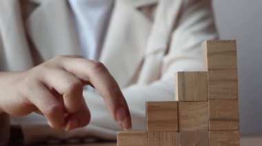 Tahta kübün üzerinde yürüyen merdivenler gibi dizilmiş. iş büyümesinden başarıya