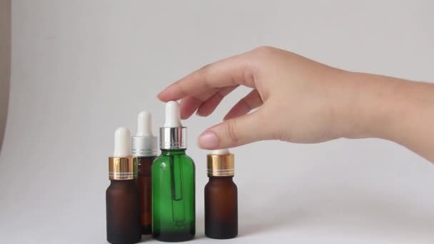 Frauenhände Mit Ätherischem Gesichtsöl Oder Serumverpackung Auf Weißem Hintergrund Schönheitskosmetik — Stockvideo