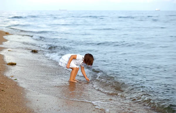 Feliz Niña Bailando Jugando Correr Playa Con Vestido Blanco Atardecer —  Fotos de Stock