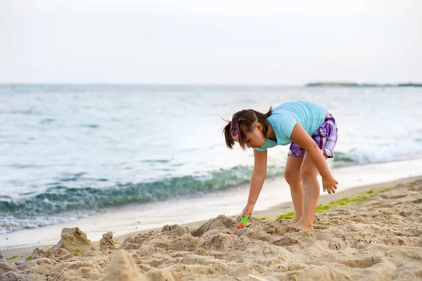 Ładny Zadowolony Dziewczynka Gra Piasku Tropikalnej Plaży — Zdjęcie stockowe