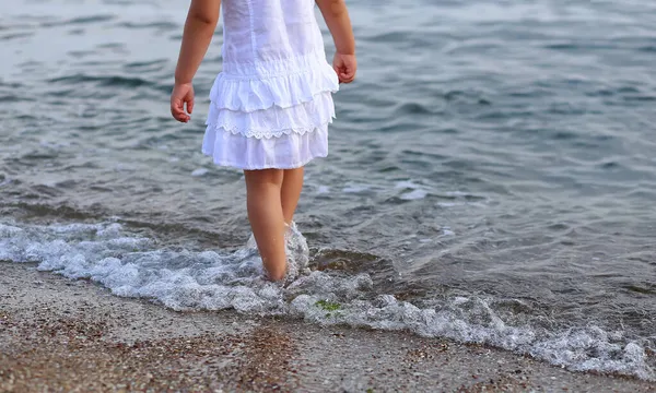 Niño Feliz Camina Largo Orilla Húmeda Tiempo Soleado —  Fotos de Stock