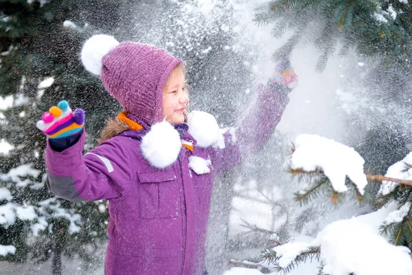 Маленька Дівчинка Трясе Гілку Соснового Дерева Вкритого Снігом — стокове фото