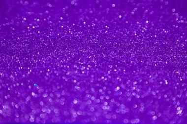 Bokeh ışıkları ile soyut, parlak, bulanık menekşe arkaplan. Seçici odaklanma. Tatil.