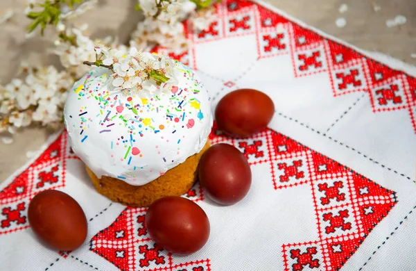 Keten Masa Örtüsü Üzerinde Kırmızı Yumurtalı Paskalya Kek — Stok fotoğraf