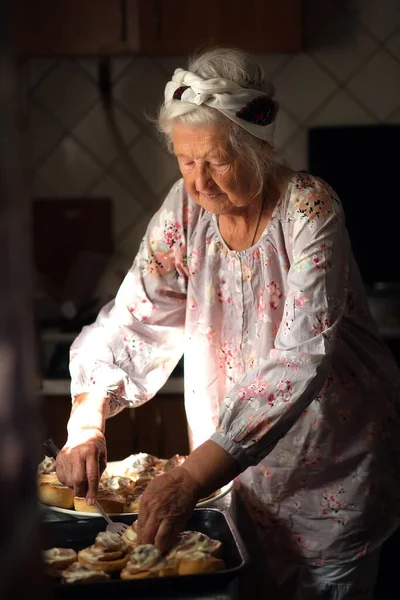 Happy Old Woman Granny Cooks Kitchen Cinnamon Rolls Bakes Cookies —  Fotos de Stock