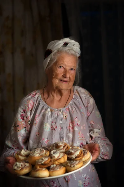 Felice Vecchia Nonna Cucina Rotoli Cannella Cucina Cuoce Biscotti Ritratto — Foto Stock