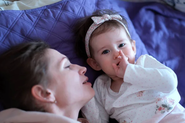 美好的时光在一起 母亲亲吻她可爱的宝宝 躺在床上 顶视图 — 图库照片