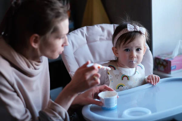 Mamma Mata Hennes Lilla Flicka Med Sked Mor Ger Mat — Stockfoto