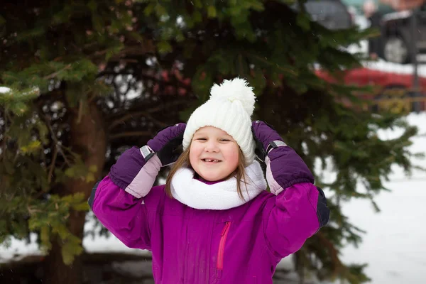 Family Fun Winter Kids Activity Snowy Mittens Stylish Smiling Girl — Stock Photo, Image