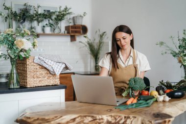 sebze yemek sırasında dizüstü kullanan kadın