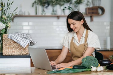 sebze yemek sırasında dizüstü kullanan kadın
