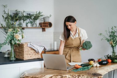 sebze yemek sırasında dizüstü kullanan kadın