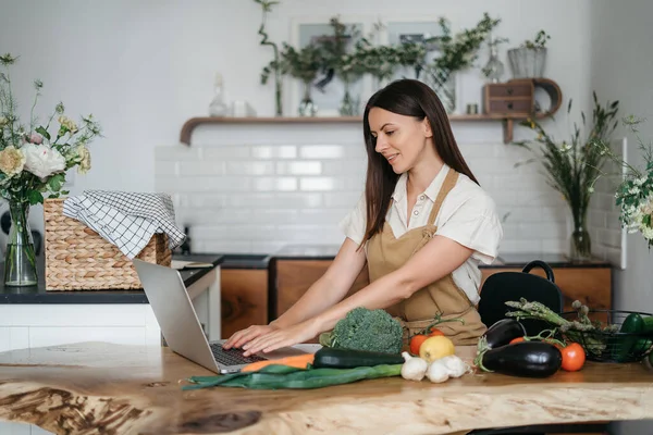 sebze yemek sırasında dizüstü kullanan kadın
