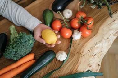 Yerel markette organik ekolojik gıda satılıyor. Taze sebzeler. Adam dolmalık biber seçiyor.