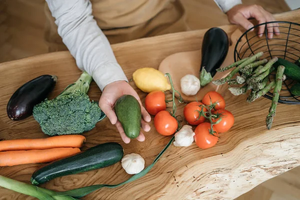 Yerel markette organik ekolojik gıda satılıyor. Taze sebzeler. Adam dolmalık biber seçiyor.