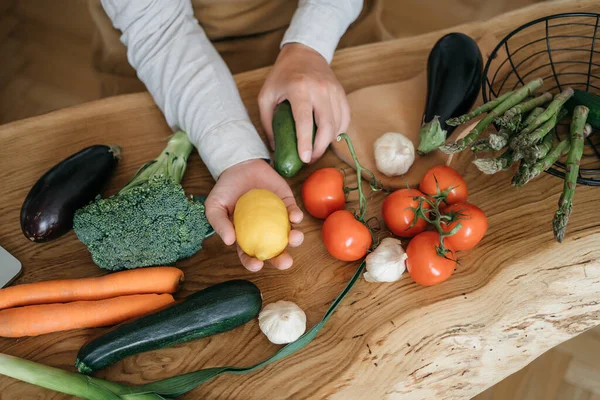 Yerel markette organik ekolojik gıda satılıyor. Taze sebzeler. Adam dolmalık biber seçiyor.