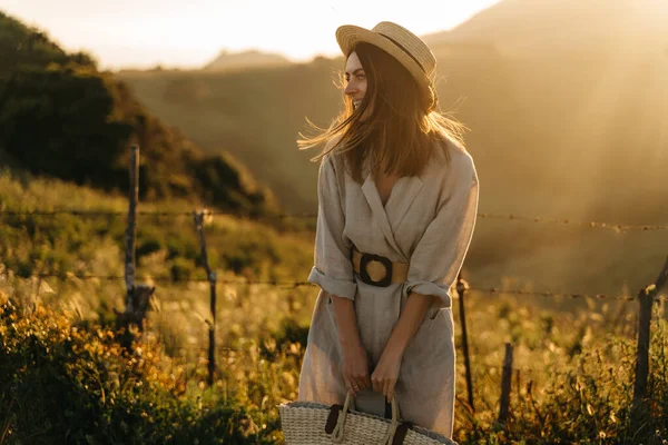 Portrait Happy Woman Walking Straw Bag Field Sunset Enjoying Nature — Fotografia de Stock