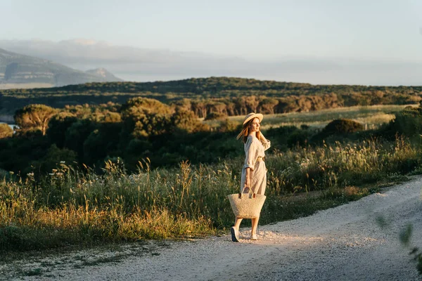 Portrait Stylish Woman Walking Straw Bag Field Sunset Enjoying Nature — Foto Stock